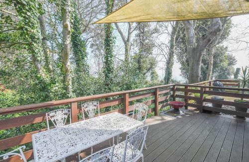 Martin Ski Chalet | FRONTLINE Stylish Coastal Chalet 11 with Sea Views