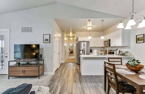 Lehi House | FrontRunner Lehi Station, Fully Equipped Kitchen!