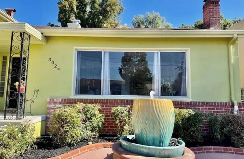 Oakland House | Fruitvale luxury home.Private yard.Fireplace.