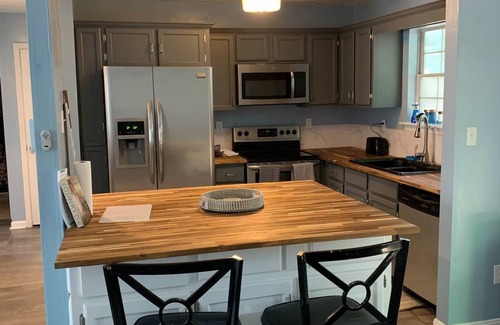 North Newport News House | Ft. Eustis/Williamsburg Winery/Busch Gardens Comfy Home