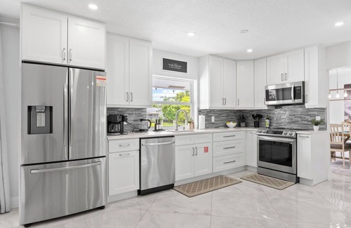 Coral Ridge Isles House | FTL Home - King BD, Heated Pool, Waterfront