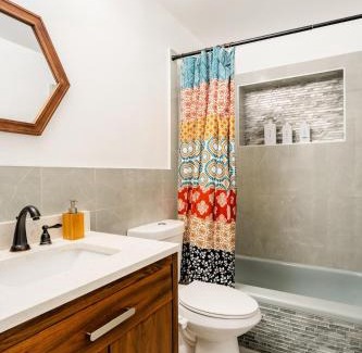 Riverland Village House | FTL Oasis-Close to DT - Close to Beach - Pool