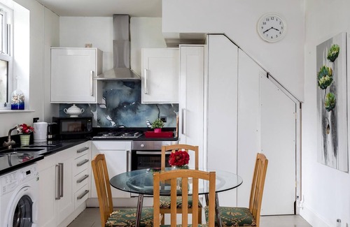 Munster House | Fulham Amazing 2-Bedroom House by Central London