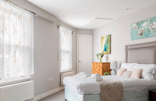 Munster House | Fulham Amazing 2-Bedroom House by Central London