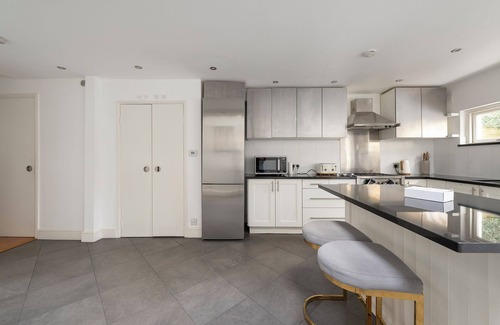 Fulham Broadway House | Fulham Spacious & Luxe House w/Parking & Garden