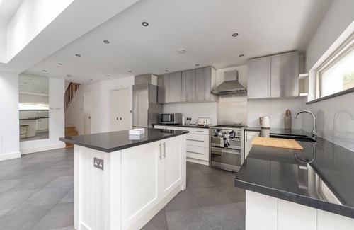 Fulham Broadway House | Fulham Spacious & Luxe House w/Parking & Garden
