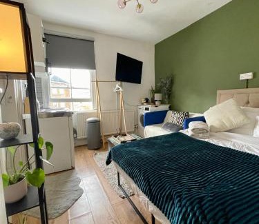 Munster Apartment | Fulham studio flat