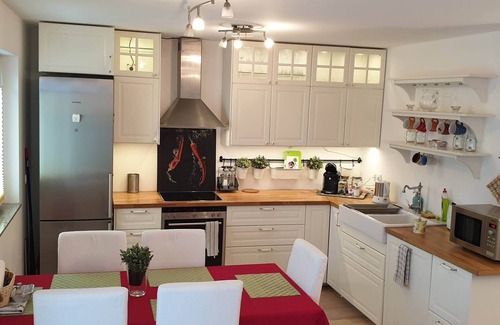 Munchen District Apartment | Full Apt, 2 BedRm, 2 bathRm. by ICM,15/20 min to CityCenter/Oktoberfest, Parking