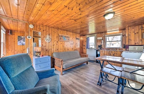 Houghton Lake Cabin | Full Cabin: 21 Steps to the Lake! PET FRIENDLY!