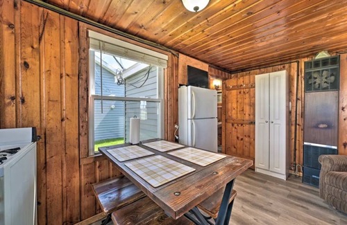 Houghton Lake Cabin | Full Cabin: 21 Steps to the Lake! PET FREINDLY!