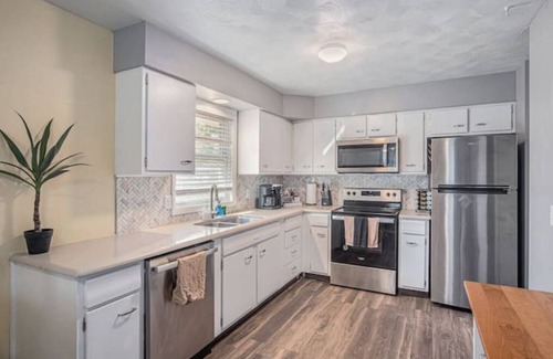North Central Omaha House | Full Duplex, 8 Bedrooms, 4 Baths, 2 Kitchens