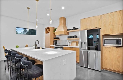 South Lamar Apartment | Full Duplex ATX Modern Creekside Retreat + Hot Tub