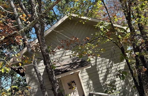 Eureka Springs Cottage | Full Glass Front Eureka Springs Cabin with 20+ mile views from our Mountain Top