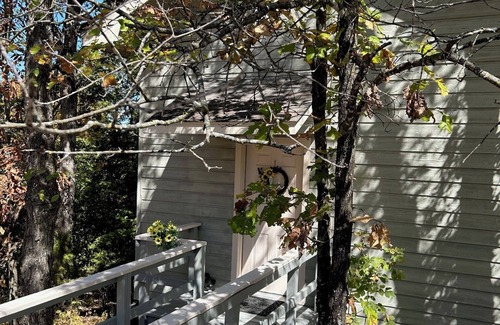 Eureka Springs Cottage | Full Glass Front Eureka Springs Cabin with 20+ mile views from our Mountain Top