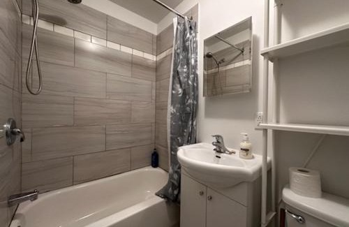 Verdun House | FULL KITCHEN 10min from DTOWN RoomB
