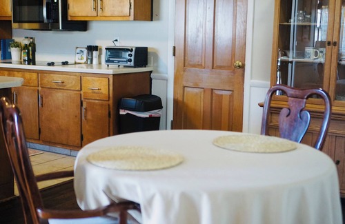 Wayne House | Full Kitchen, 65" TV, Quiet, Convenient, Indianapolis 15 minutes away