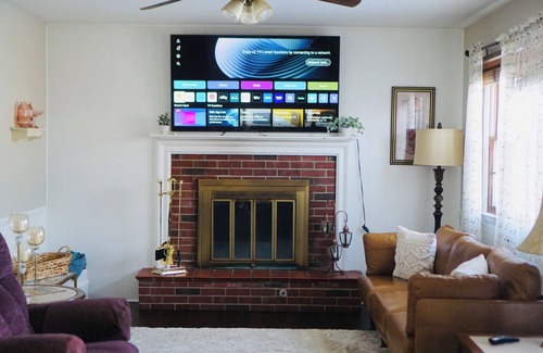 Wayne House | Full Kitchen, 65" TV, Quiet, Convenient, Indianapolis 15 minutes away