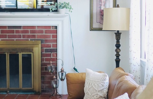 Wayne House | Full Kitchen, 65" TV, Quiet, Convenient, Indianapolis 15 minutes away