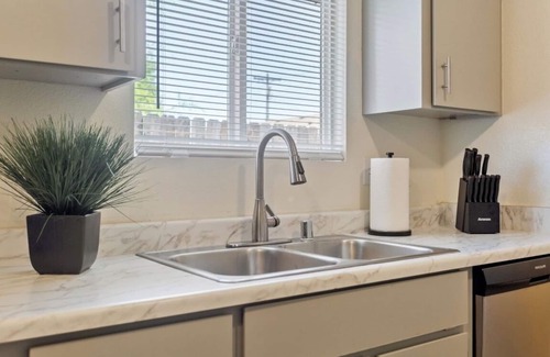 South Richland House | Full kitchen - Cozy 2 BR with King bed - Hospital & Hanford super close.