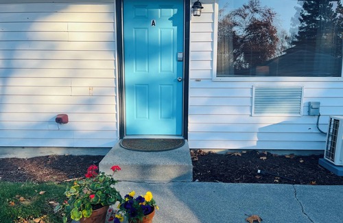 South Richland House | Full kitchen - Cozy 2 BR with King bed - Hospital & Hanford super close.