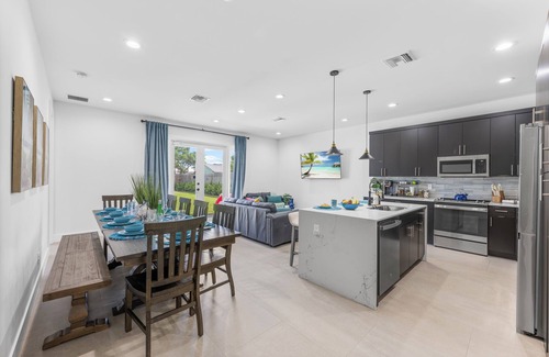 Delray Beach House | Full Kitchen ~ Heated Pool ~ Newer Build ~ Parking