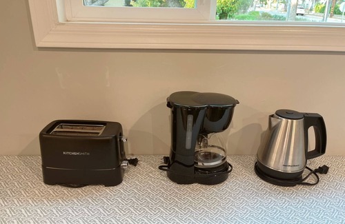 North Central House | Full Kitchen Studio Type Guest Room with WiFi, AC in delightful Pasadena House