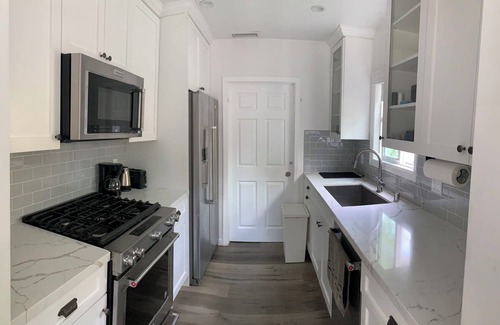 North Central House | Full Kitchen Studio Type Guest Room with WiFi, AC in delightful Pasadena House