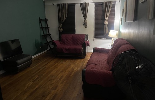 Queens Apartment | FULL LARGE BD apt with a 5min walk to HOLLIS train station and walk to D b/STOP