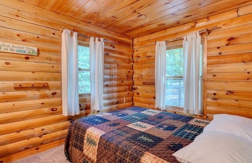Shell Knob Cabin | Full log cabin on gorgeous Table Rock Lake is the perfect spot for vacation