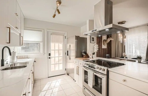 Garden Hills House | Full Modern Duplex 5BA 3BA, Walk Everywhere! Pet-Friendly