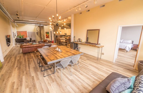 Downtown West Condo | Full Penthouse Loft in Heart of Downtown St.Louis! Family Friendly/Amazing Views
