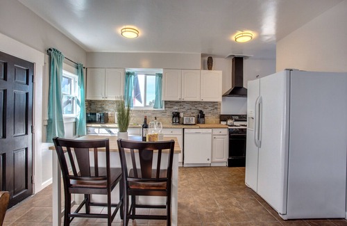 Park West House | *FULL REMODEL* 4 BD Entire House Located Close to Downtown!