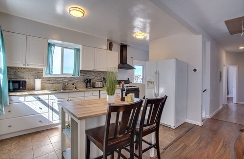 Park West House | *FULL REMODEL* 4 BD Entire House Located Close to Downtown!