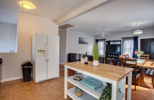 Park West House | *FULL REMODEL* 4 BD Entire House Located Close to Downtown!
