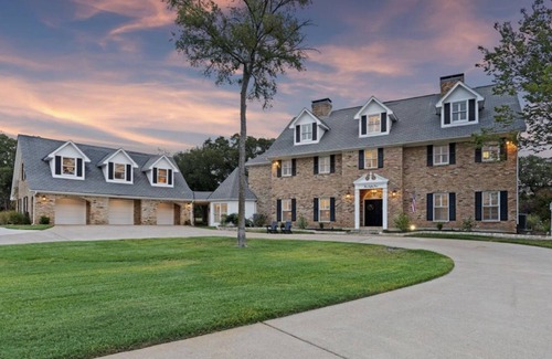 Bartonville House | Full Resort Estate with Pool, Gym, Tennis Court, Basketball and Volleyball
