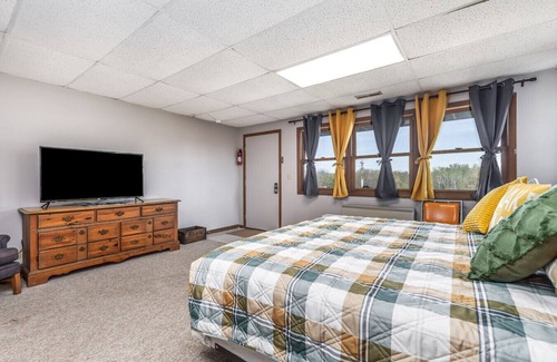 Apple River Cabin | Full Retreat 2 Motel Style Rooms l 4 beds