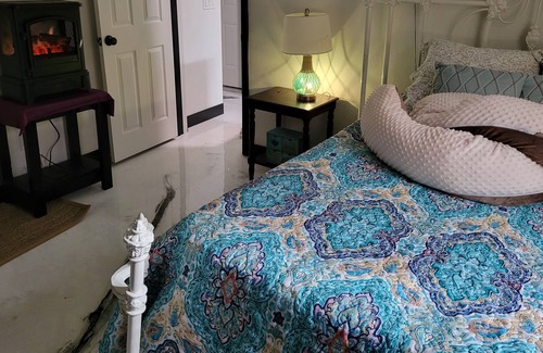 Ramona House | Full RV hookups, Green Park Like Setting in Rural Area!