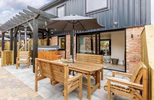 Bishampton House | Fully Accessible-Disabled Adapted-Hot Tub-Pets