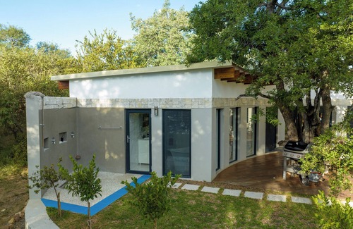 Hoedspruit Villa | Fully air conditioned grand suite with views to the riverine