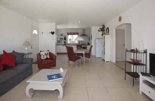 Cebazan House | Fully air conditioned with private parking and large shared pool.