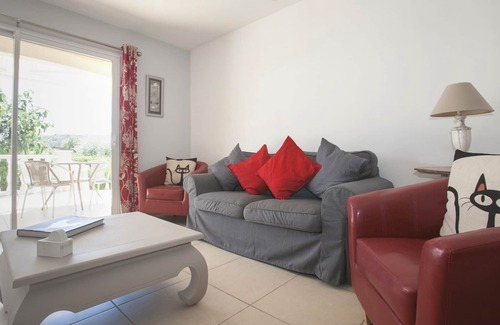 Cebazan House | Fully air conditioned with private parking and large shared pool.