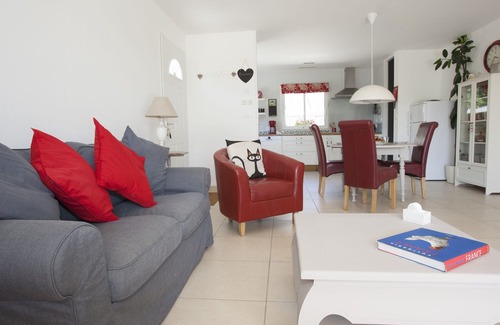 Cebazan House | Fully air conditioned with private parking and large shared pool.