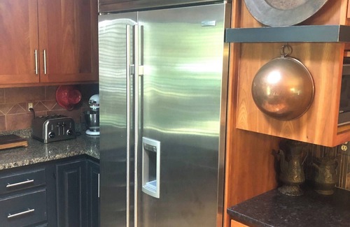Verona House | Fully decked out 4 Bdrm, relaxing backyard retreat. Minutes from Epic