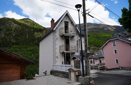 Brides-les-Bains Apartment | Fully-equipped studio - double bed