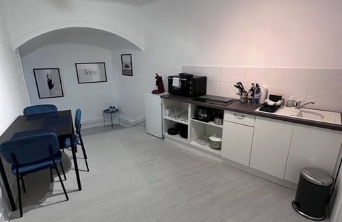 Auxerre Apartment | Fully-equipped 4-person apartment with shower in a very convenient location.