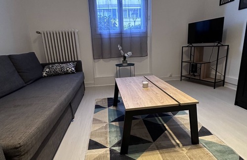 Auxerre Apartment | Fully-equipped 4-person apartment with shower in a very convenient location.