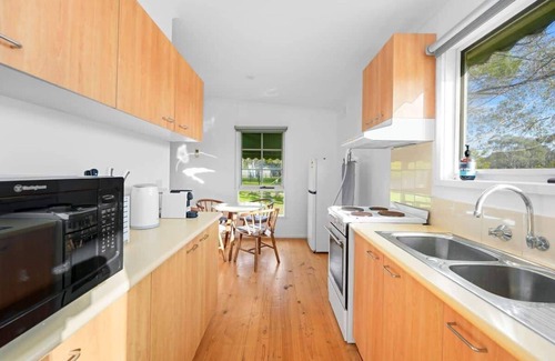 Balnarring Cottage | Fully Equipped Balnarring Cottage for 4 w pool