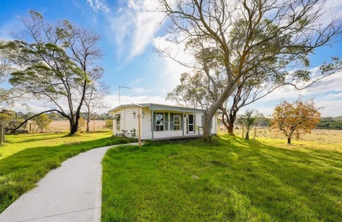Balnarring Cottage | Fully Equipped Balnarring Cottage for 4 w pool