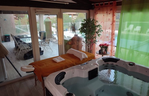 Saint-Thibery Ski Chalet | Fully-equipped caravan in the Languedoc countryside. Nature, calm.