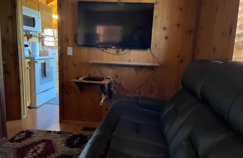 Alto Cabin | Fully equipped cabin for a weekend getaway with propane grill and hot tub